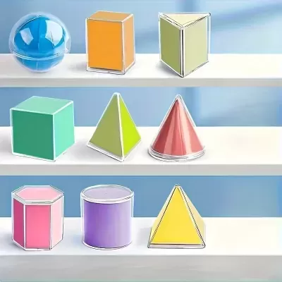 Formas geométricas coloridas em prateleiras brancas