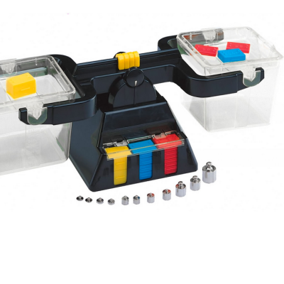 Balança de laboratório com recipientes plásticos e pesos metálicos.