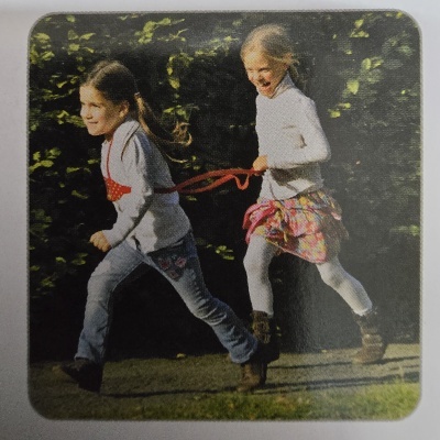 Duas raparigas a correr ao ar livre com roupa casual colorida.