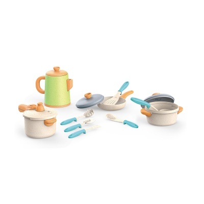 Conjunto de utensílios de cozinha para brincar coloridos em fundo branco