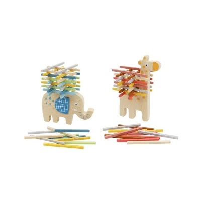 Brinquedos de madeira elefante e girafa com varas coloridas empilhadas.