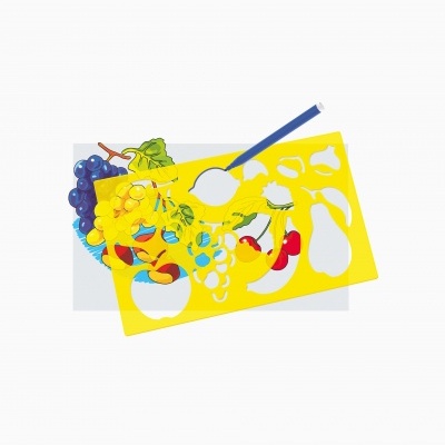 Estêncil amarelo com formas de frutas, lápis azul e folha com desenho colorido