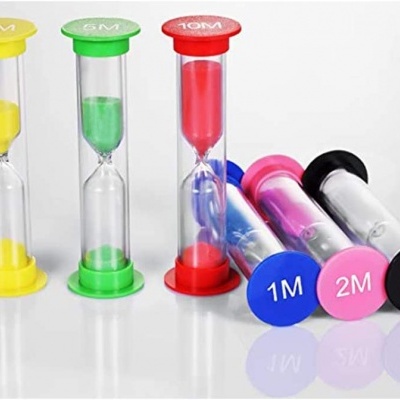 Seis ampulhetas coloridas pequenas com marcações de tempo sobre superfície branca