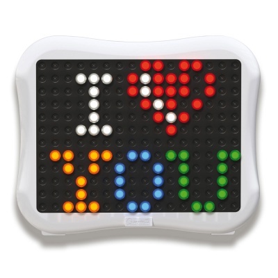 Quadro magnético infantil com mensagem 'I ♥ YOU' em pinos coloridos