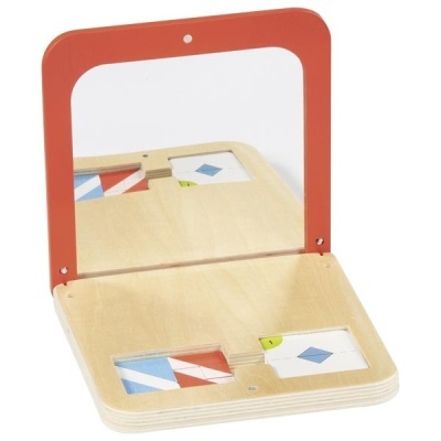 Espelho com moldura vermelha e base em madeira clara com cartões coloridos