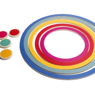 Conjunto de círculos coloridos em plástico sobre fundo branco