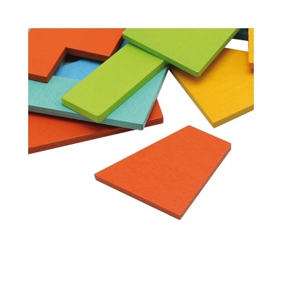 Peças de madeira colorida empilhadas