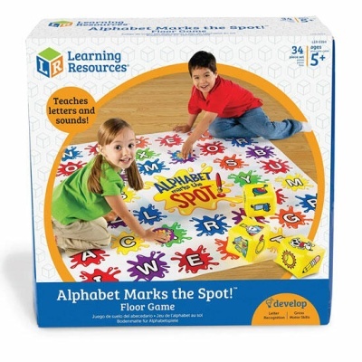 Caixa do jogo 'Alphabet Marks the Spot!' com crianças a jogar num tapete de letras coloridas