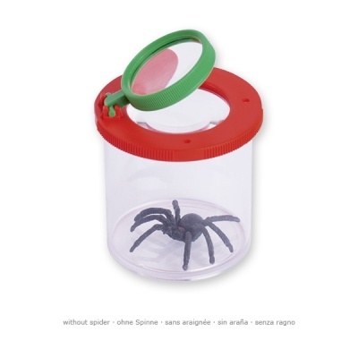 Recipiente plástico transparente com tampa vermelha e lente de aumento verde, contém aranha preta falsa