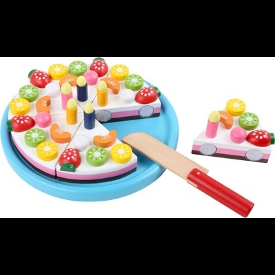 Brinquedo bolo de madeira colorido com frutas em prato azul e faca de madeira.