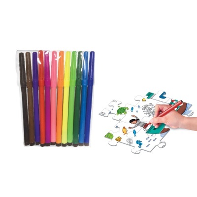 Conjunto de marcadores coloridos ao lado de uma mão colorindo um puzzle