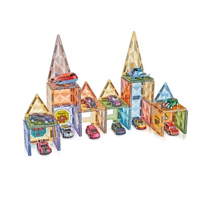 Blocos magnéticos coloridos com carrinhos e aviões de brinquedo montados