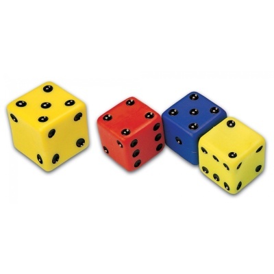 Dados coloridos de plástico em fundo branco