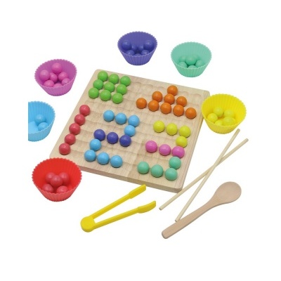 Jogo de tabuleiro de madeira com bolas coloridas, copos de silicone, pauzinhos, colher e pinças amarelas