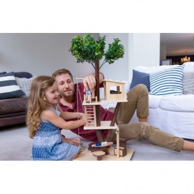 Homem e criança brincando com casa da árvore de madeira em sala de estar