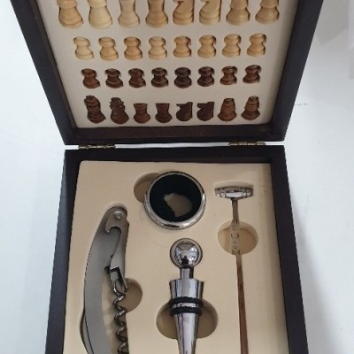 Estojo de madeira com conjunto de xadrez em madeira e acessórios de vinho cromados