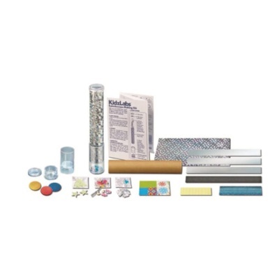 Kit de fabrico de caleidoscópios KidzLabs com vários componentes coloridos e folha de instruções