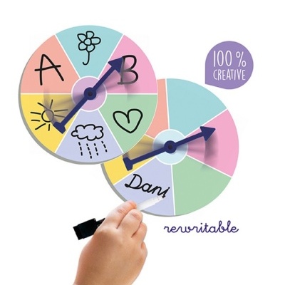 Dois discos coloridos com desenhos, letras e nome escritos, com ponteiros móveis e uma mão segurando marcador preto