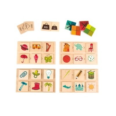 Peças de madeira com desenhos coloridos de vários objetos e símbolos organizadas em grupos sobre fundo branco