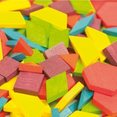 Peças de madeira coloridas em várias formas geométricas