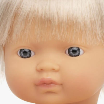 boneca de plástico com cabelo loiro e olhos azuis