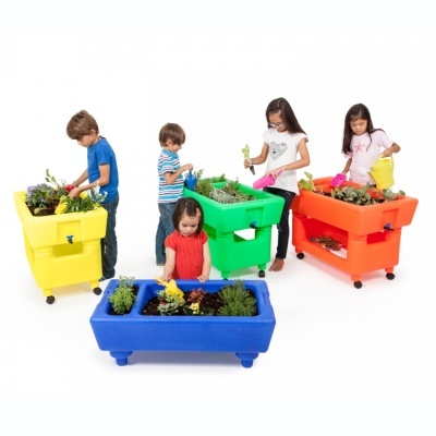 Crianças a cuidar de jardins elevados coloridos em fundo branco