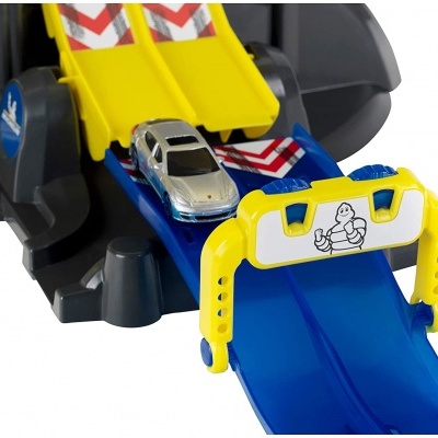 Brinquedo de rampa azul amarelo e cinzento com carro prateado e logotipo Michelin.