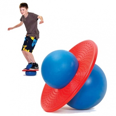 Brinquedo de equilíbrio azul e vermelho com criança a usar.