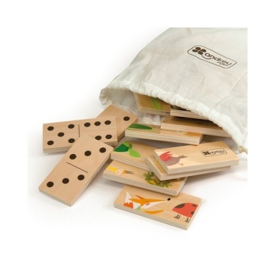 Peças de dominó de madeira com imagens coloridas de pássaros e saco branco com logótipo 'orphey'