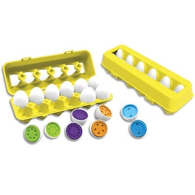 Recipientes amarelos para ovos com tampas coloridas ao lado