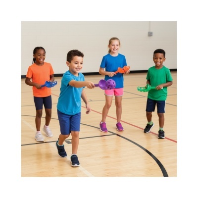 Crianças a jogar com lança bolas de plástico coloridos em ginásio