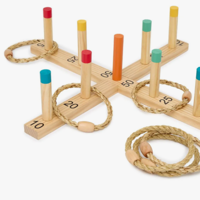 Jogo de argolas em madeira colorida e corda sobre base de madeira com números