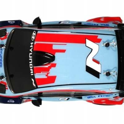 Carro de corrida em miniatura azul claro, vermelho e preto visto de cima