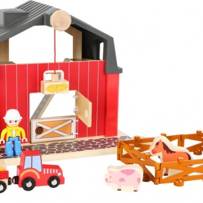 Brinquedo de madeira com celeiro vermelho, figura de trabalhador, reboque, cerca e animais de quinta