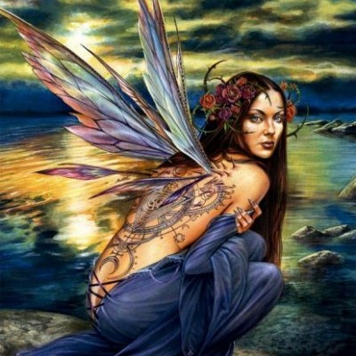 Fada feminina sentada numa rocha junto a lago ao pôr do sol com asas translúcidas e tatuagem nas costas