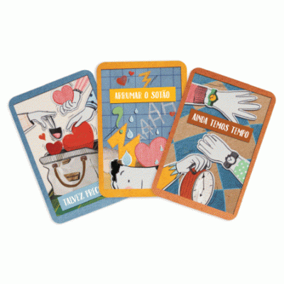 Três cartas coloridas com textos em português e ilustrações distintas.