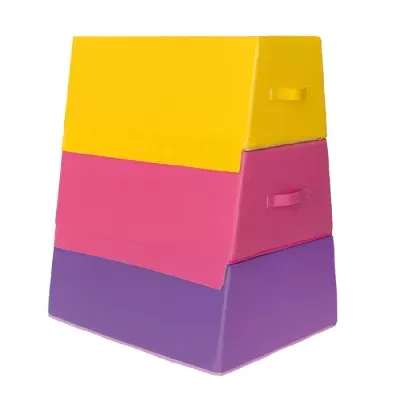 Conjunto de caixas amarelo, rosa e roxo empilhadas com alças de fita.