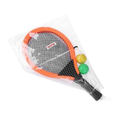 Raquete de ténis de plástico laranja e preto com duas bolas dentro de embalagem de rede
