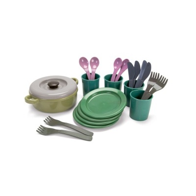 Conjunto de utensílios para refeição infantil com panela, pratos, copos, talheres e colheres.