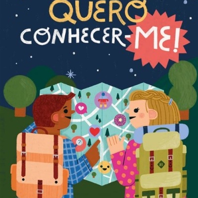 Capa colorida de livro ou jogo com duas pessoas com mochilas a olhar para mapa, texto QUERO CONHECER-ME!