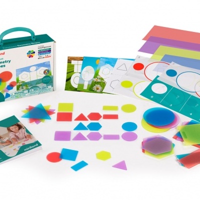 Conjunto educativo de formas geométricas coloridas com caixa e fichas explicativas