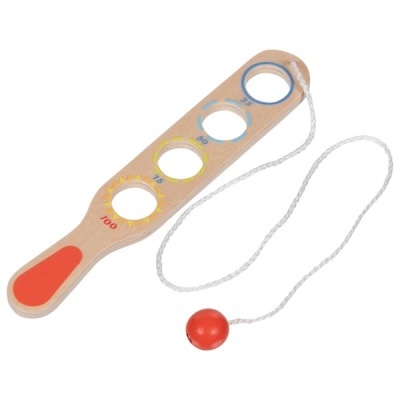 Brinquedo de madeira com alça e bola vermelha pendurada numa corda.