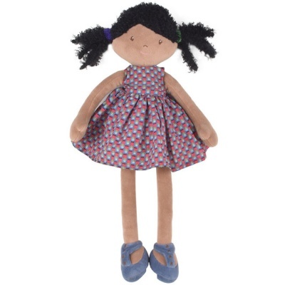 Boneca de tecido com vestido e sapatos azuis sobre fundo branco