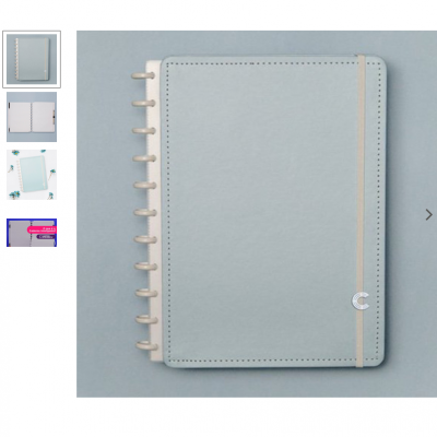 Caderno de capa dura azul clara com elástico bege e argolas brancas