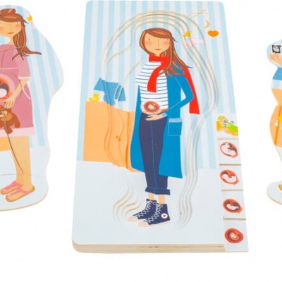 Figuras recortadas de mulheres grávidas com roupas variadas sobre fundo listrado azul claro