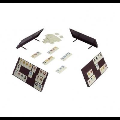 Conjunto de jogo de dados com tabuleiros pretos e peças numeradas