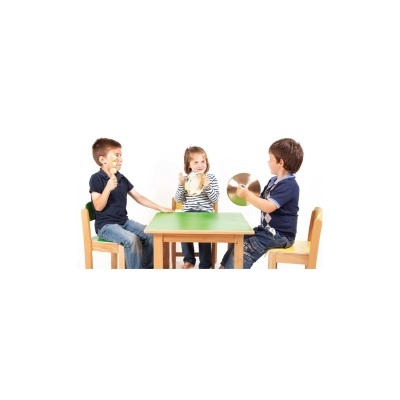 Três crianças sentadas numa mesa com instrumentos musicais de percussão