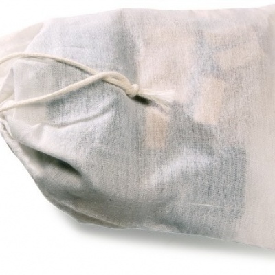 Saco de tecido branco com cordão de aperto