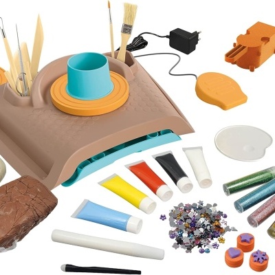 kit de modelagem com massa, pincéis, tintas e glitter em fundo branco