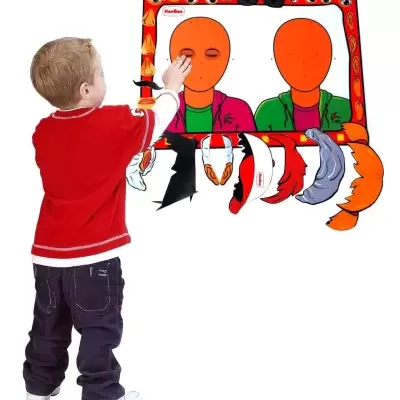 Criança a brincar com jogo de rostos magnéticos coloridos